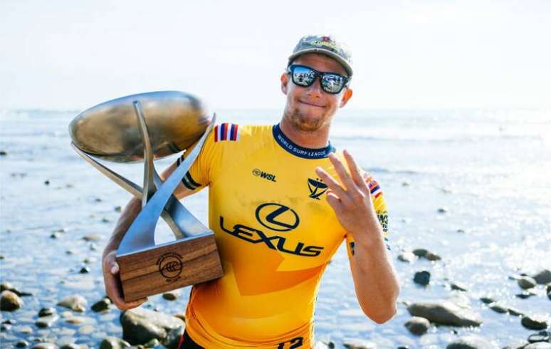 John John Florence comemora vitória na WSL. 