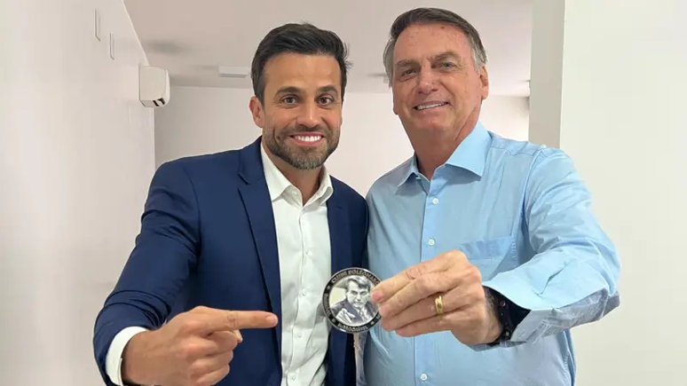 Pablo Marçal recebeu de Bolsonaro, em junho de 2024, uma medalha com a palavra 'imbrochável'