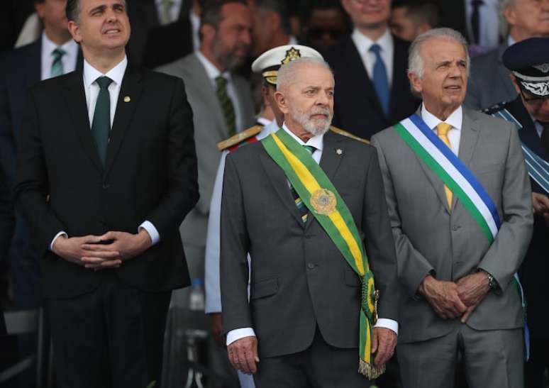 Múcio (à direita) acompanhou o desfile de 7 de Setembro ao lado de Lula, do presidente do Senado Rodrigo Pacheco e de outras autoridades