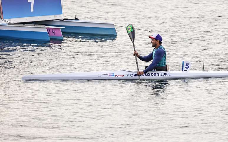 Luis Carlos sorri após conquistar medalha para o Brasil nas Paralimpíadas de Paris