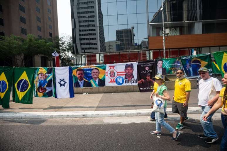 Bandeiras vendidas na manifestação exibem Bolsonaro, Pablo Marçal e Elon Musk