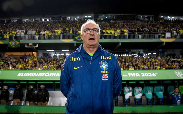 Torcedor lotou o Couto Pereira, mas chegou a vaiar a seleção de Dorival Júnior