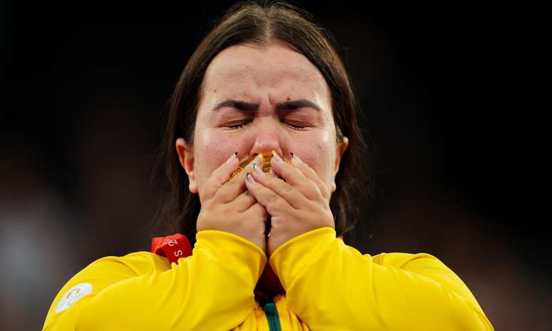 Mariana D'Andrea no topo do pódio nos Jogos Paralímpicos de Paris - Foto: Ana Patrícia/CPB