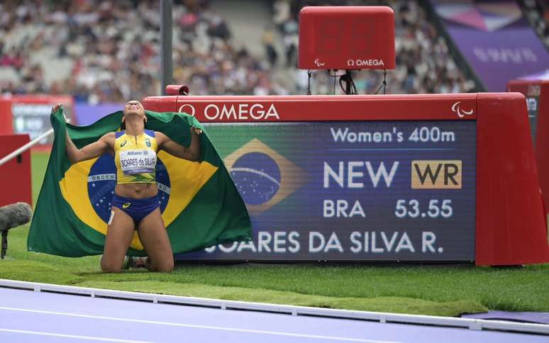 Rayane Soares comemora novo recorde mundial nos 400m T13 deficiência visual