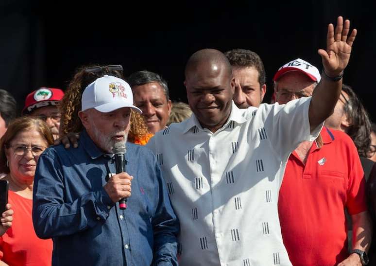 Lula perguntou a Silvio Almeida se ele não preferia se demitir, mas a oferta foi recusada. Na foto, o então ministro com o presidente em ato do 1.º de Maio.