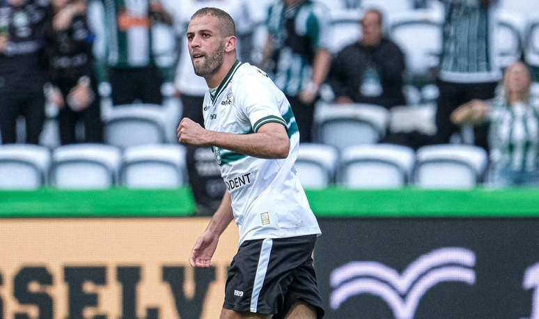 Slimani comemorando um gol pelo coxa –