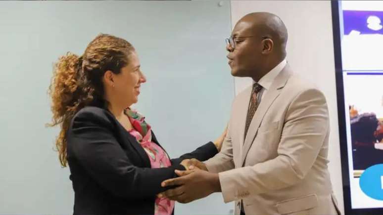 Esther Dweck, da Gestão e da Inovação, irá assimur interinamente o lugar de Silvio Almeida, dos Direitos Humanos