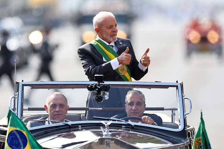 Lula chegou sozinho ao Desfile de 7 de setembro