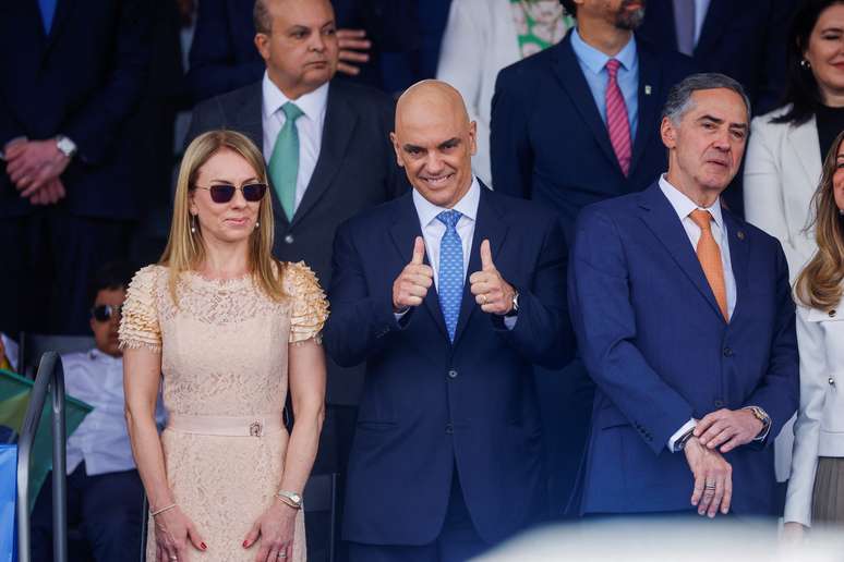 Plateia grita em apoio a Alexandre de Moraes antes do desfile em Brasília