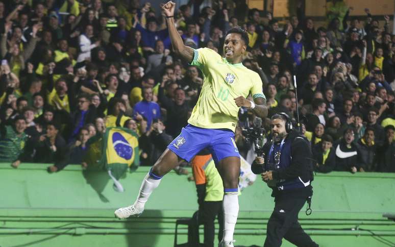 Rodrygo vibra após marcar o gol da vitória do Brasil