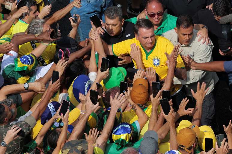 Bolsonaro chega a ato na Avenida Paulisa em fevereiro rodeado por apoiadores