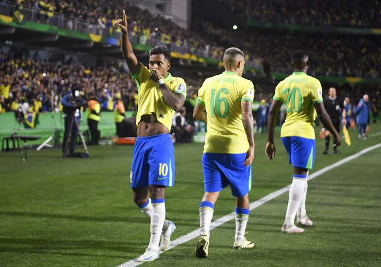 Rodrygo celebra gol 