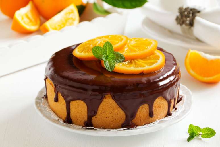 Bolo de laranja com cobertura de chocolate 