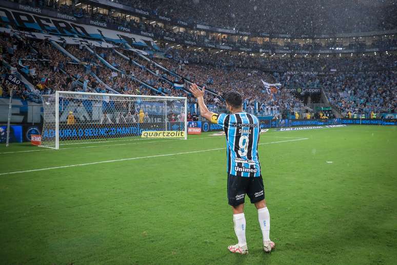 Suárez sendo homenageado pela torcida do Grêmio – 