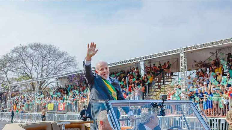 Presidente Lula acena para a multidão no desfile de Sete de Setembro, em Brasília (DF)