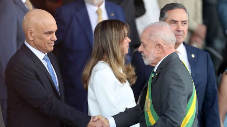 O ministro Alexandre de Moraes, do STF, cumprimenta Lula no início do desfile de 7 de Setembro em Brasília