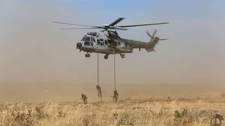 Durante o exercício, são utilizados munição real e diversos equipamentos militares de alta tecnologia