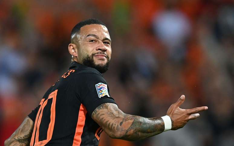 Depay em ação com a camisa da Holanda