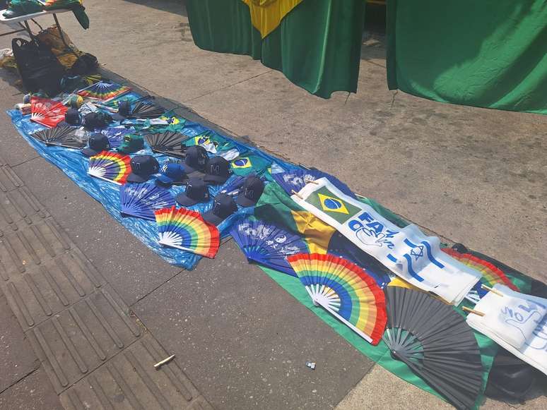 Ambulantes vendem camisetas, bandeiras do Brasil e bonés de Pablo Marçal em ato bolsonarista na Avenida Paulista