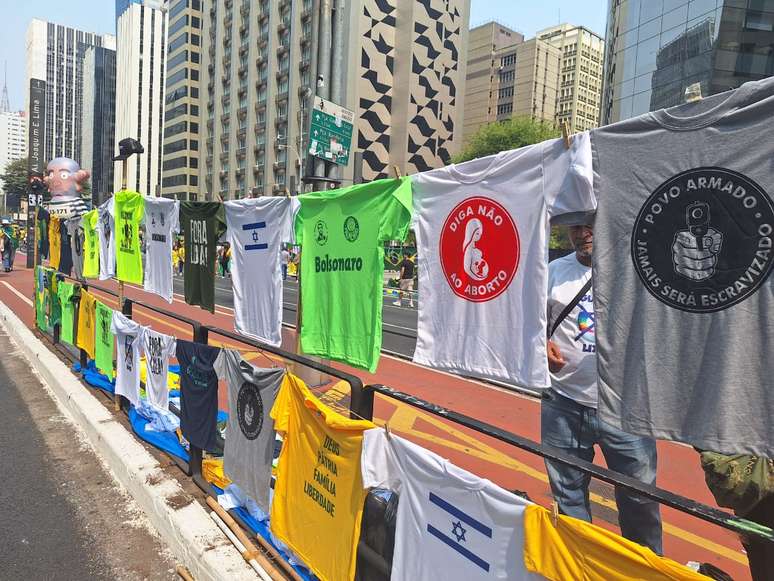 Ambulantes vendem camisetas, bandeiras do Brasil e bonés de Pablo Marçal em ato bolsonarista na Avenida Paulista