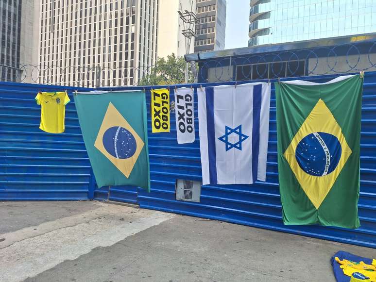 Ambulantes vendem camisetas, bandeiras do Brasil e bonés de Pablo Marçal em ato bolsonarista na Avenida Paulista