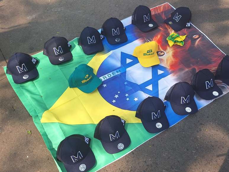 Ambulantes vendem camisetas, bandeiras do Brasil e bonés de Pablo Marçal em ato bolsonarista na Avenida Paulista