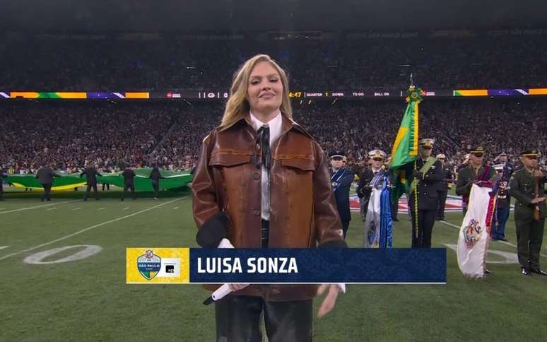 Luísa Sonza cantou o Hino Nacional antes do jogo na NFL na Neo Química Arena