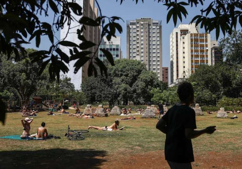 Movimentação no Parque Augusta, em São Paulo, em dia de forte calor.