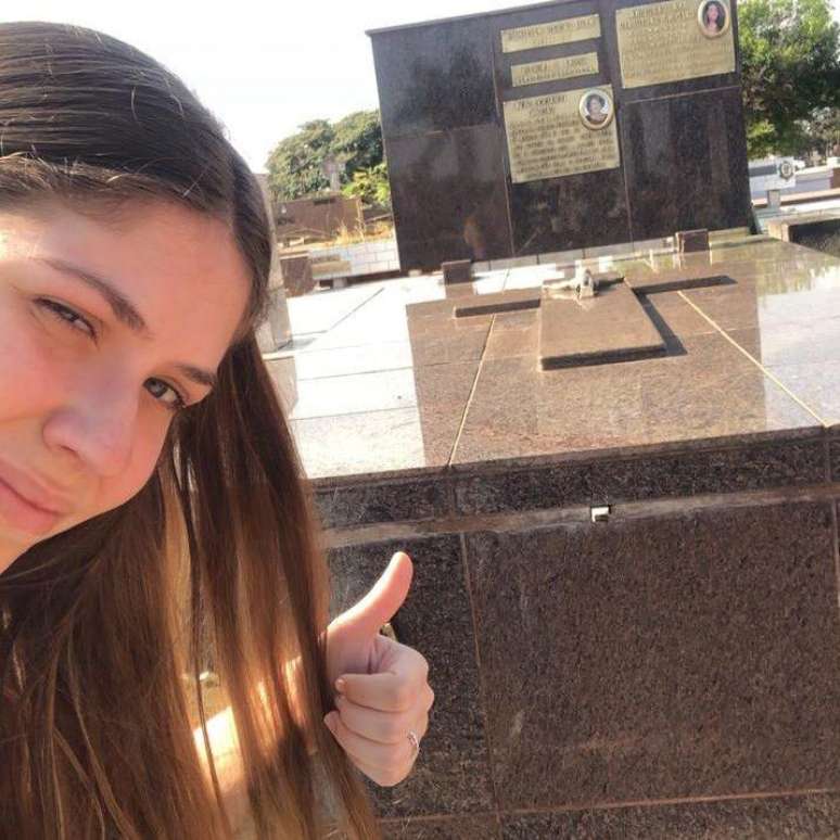 Maysa durante visita a túmulo da amiga, em foto enviada para a mãe de Carol para confirmar que havia localizado o lugar em que a amiga havia sido enterrada