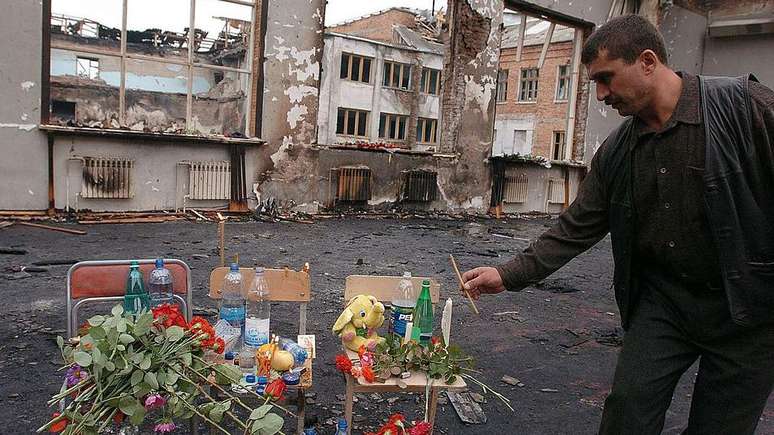 Um memorial para as vítimas foi improvisado no ginásio destruído da escola em 2004