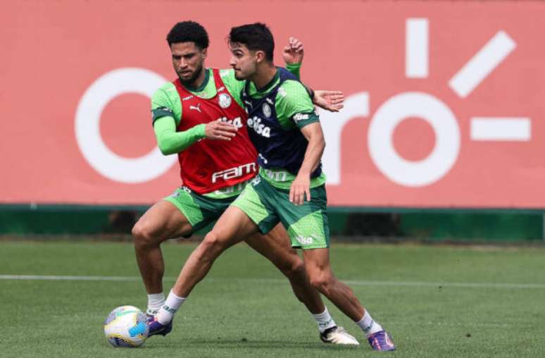 Meio-campistas Maurício (esquerda) e Felipe Anderson (direita) em dividida durante treinamento do Palmeiras –