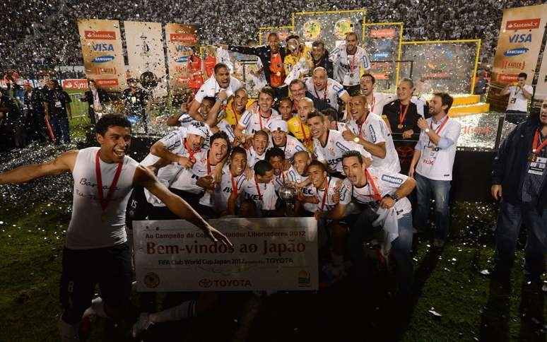 Jogadores do Corinthians celebram título histórico da Libertadores de 2012