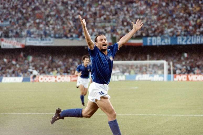 Salvatore ‘Totò’ Schillaci comemora gol na Copa de 1990, em que foi o Bola de Ouro da competição –