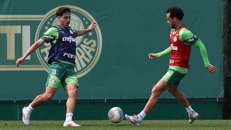 Meio-campistas Maurício (esquerda) e Felipe Anderson (direita) em dividida durante treinamento do Palmeiras –