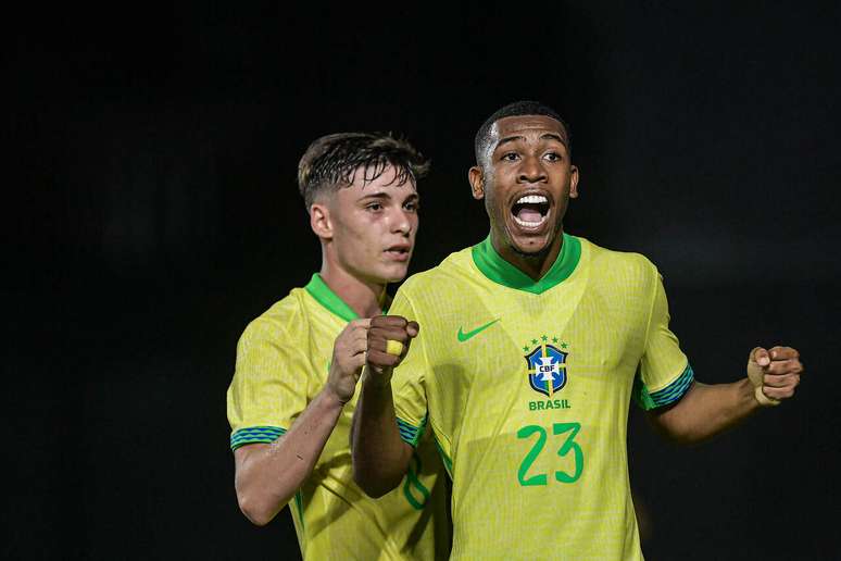 Rayan (direita) comemora primeiro gol do Brasil Sub-20 em São Januário –