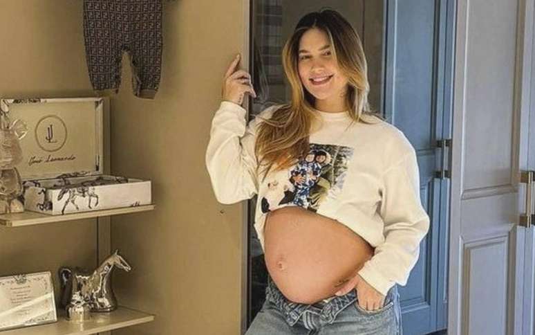 Virginia Fonseca mostrando a barriga da terceira gravidez do relacionamento com Zé Felipe 