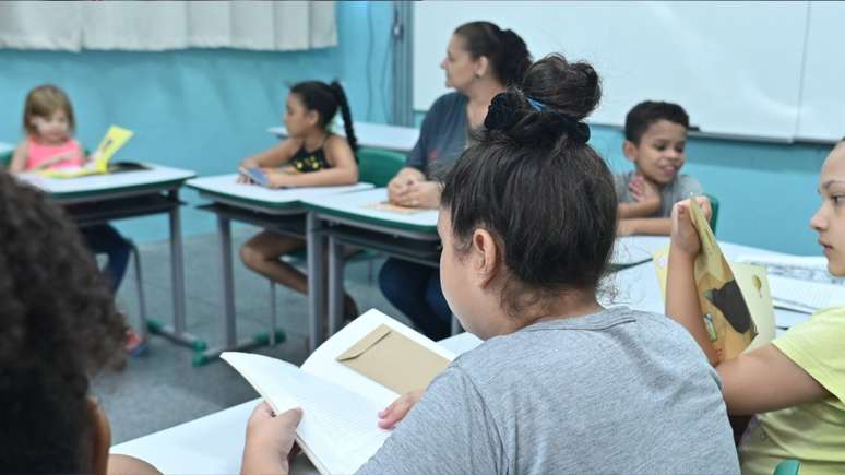 Em escola de Bauru, alunos devem ler livros físicos, disponíveis dentro de cada sala de aula, e também na plataforma Elefante Letrado