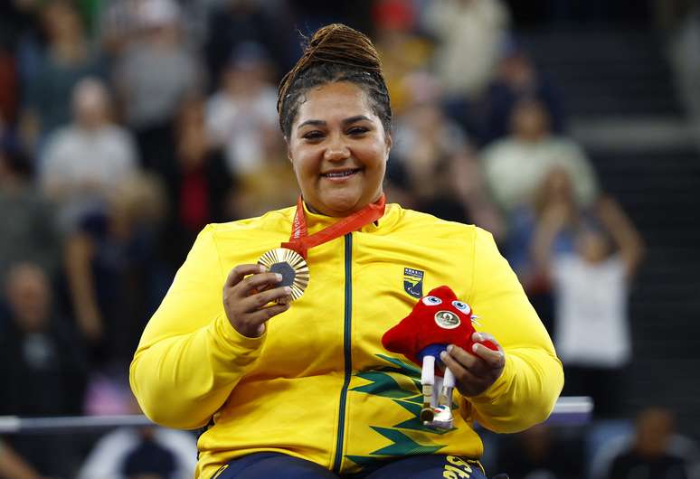 Tayana Medeiros celebra medalha de ouro no levantamento de peso