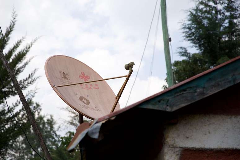 Antena de satélite da StarTimes sobre a casa de uma aldeia no Quênia