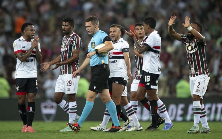 Paulo Cesar Zanovelli teve arbitragem polêmica no jogo entre Fluminense e São Paulo