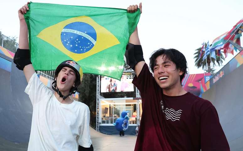 Augusto Akio e Gui Khury foram pódio no torneio mundial de skate vertical