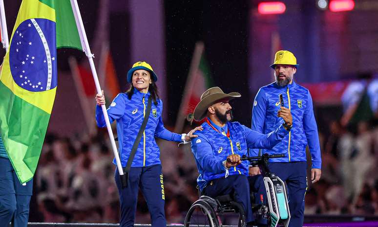 Carol Santiago e Fernando Rufino, o porta-bandeiras do Brasil -