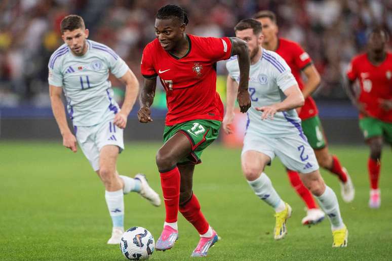 Rafael Leão (de vermelho) leva Portugal ao ataque.