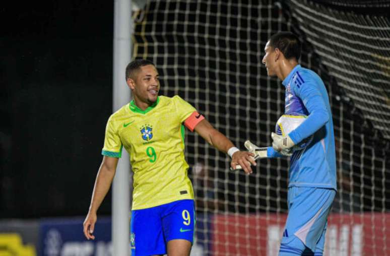 Rayan (direita) comemora primeiro gol do Brasil Sub-20 em São Januário –