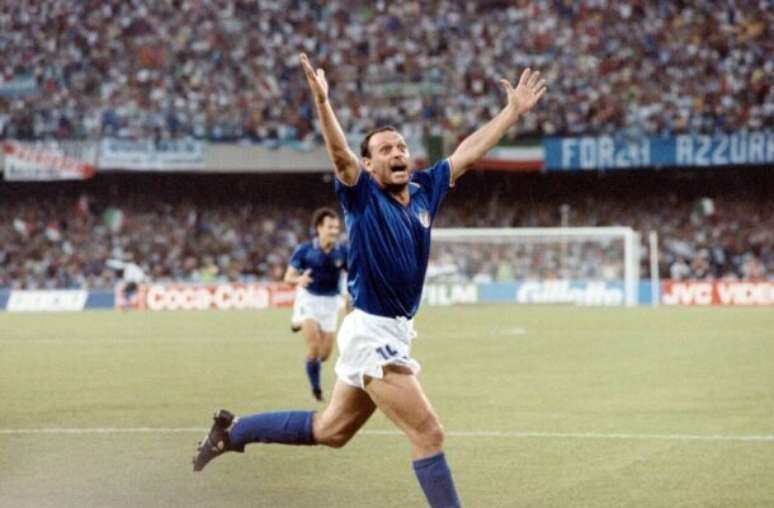 Salvatore ‘Totò’ Schillaci comemora gol na Copa de 1990, em que foi o Bola de Ouro da competição –