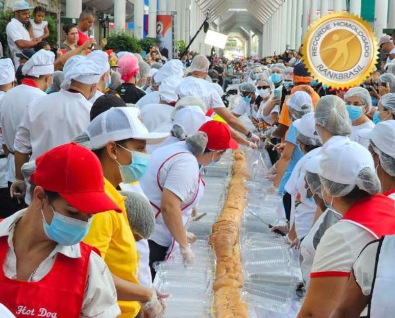 Cachorro-quente de 62 metros de comprimento feito em Osasco equivale a 992 cachorros-quentes de tamanho padrão.