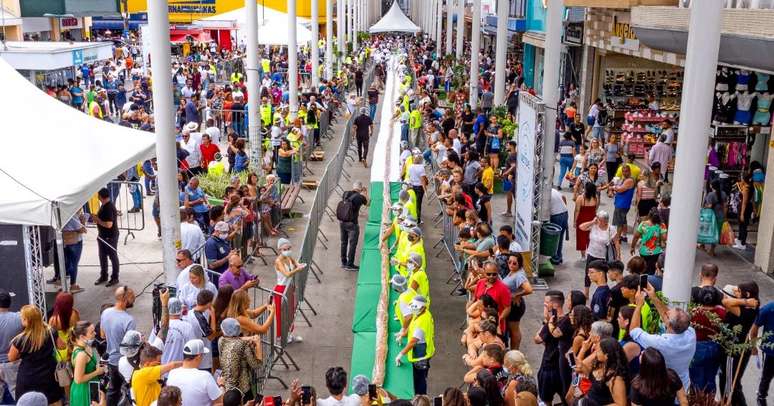 Calçadão de Osasco. Cachorro-quente com 62 metros, e maior distribuição do Brasil: 7,4 mil lanches