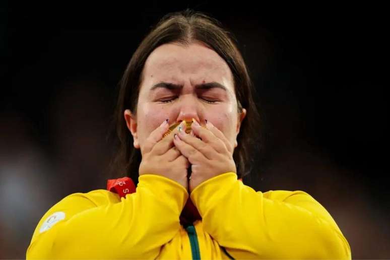 Mariana D’Andrea beija sua medalha de ouro conquistada nos Jogos Paralímpicos de Paris 2024