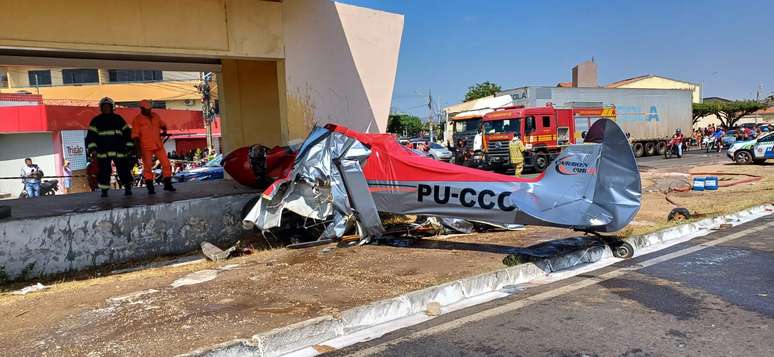 Avião caiu na BR-316 e deixou piloto com lesões graves