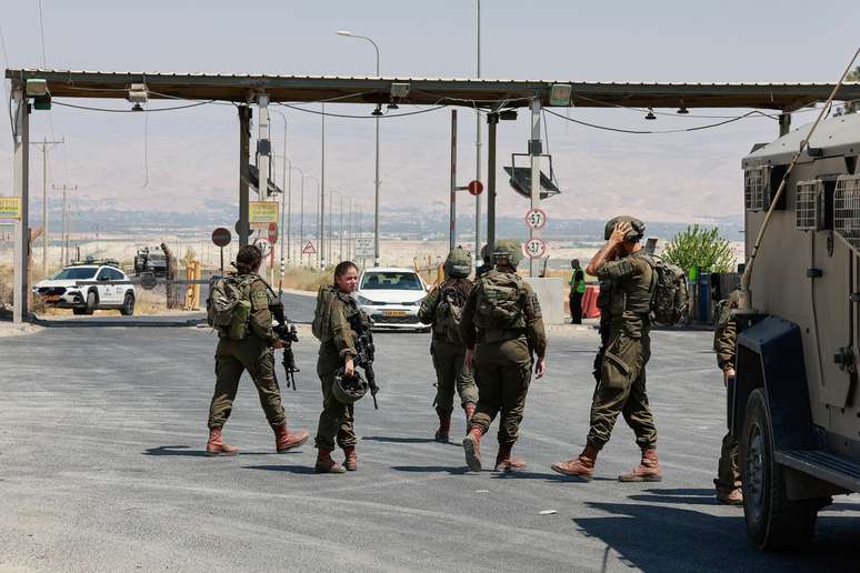 Soldados israelenses andam pela ponte na Jordânia após tiroteio neste domingo, 8